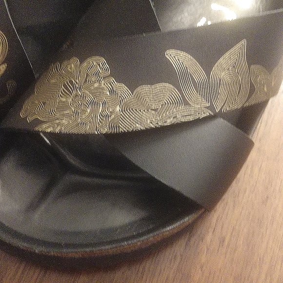 BIRKENSTOCK - Leather - Black & Gold sandals. Size 38 or 7/7.5. LIKE NEW - Picture 4 of 8